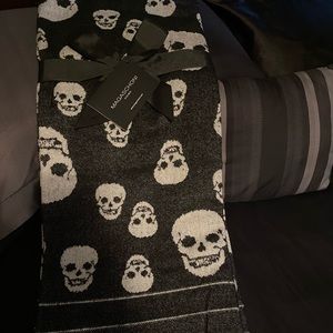 Magaschoni Skull throw blanket